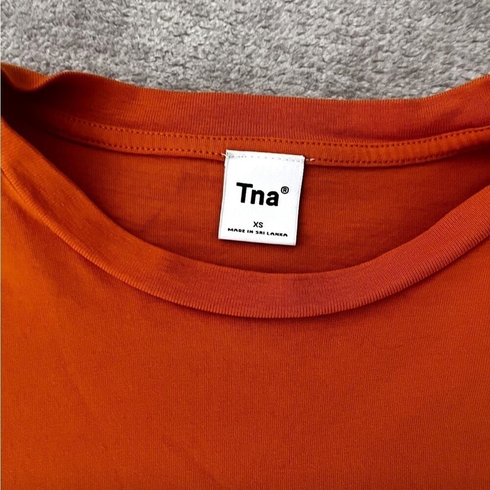 TNA Aritzia Orange cropped tee size XS - Picture 3 of 3